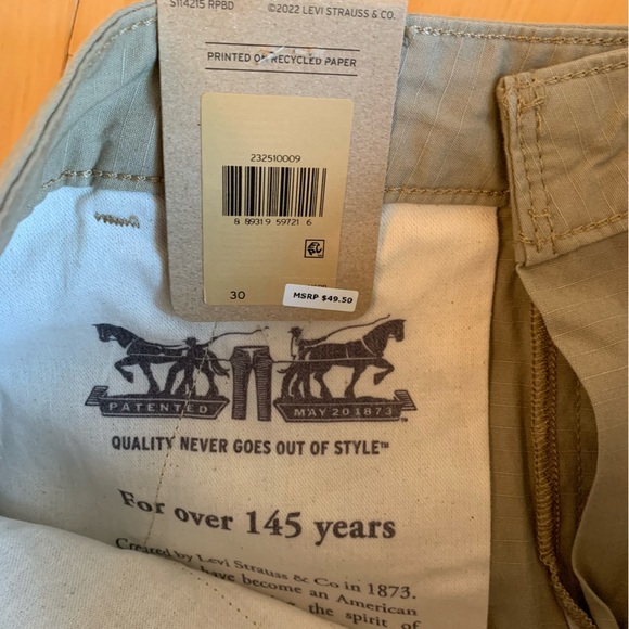 NWT Levi's Carrier Cargo Shorts Mens 30R Loose-Fit Beige Khaki Rip stop Pockets - Picture 3 of 7